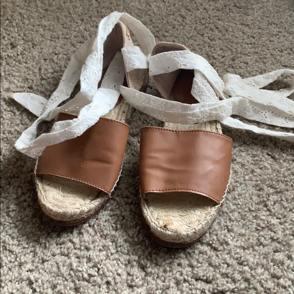 Flat sandal with tie!